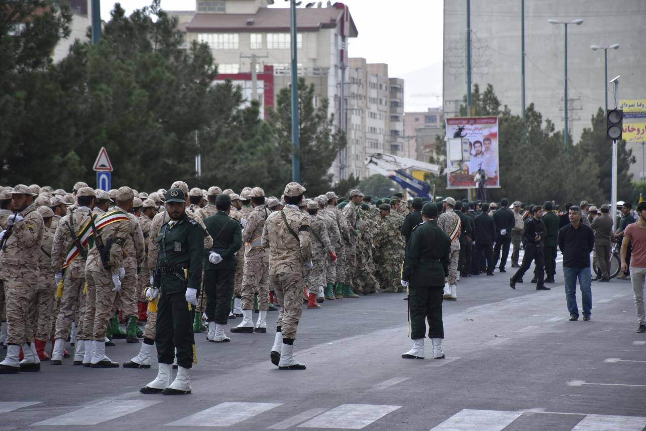 آغاز مراسمات هفته دفاع مقدس با رژه نیروهای مسلح در آذربایجان‌غربی