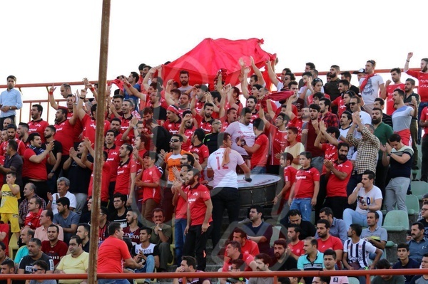شعار هواداران سپیدرود علیه داور و پرتاب صندلی به زمین پس از دیده نشدن پنالتی&zwnj;