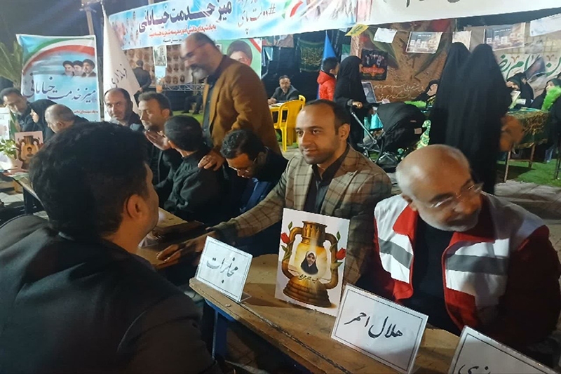 ادای احترام به شهدای دانشآموز میناب در میز خدمت مردمی خمام + تصاویر ادای احترام به شهدای دانشآموز میناب در میز خدمت مردمی خمام + تصاویر